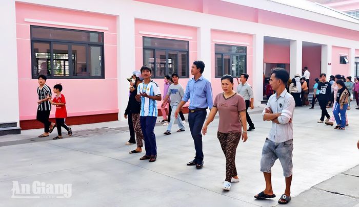 Phụ huynh, học sinh xã Vĩnh Gia tham quan Trường Phổ thông nội trú Tiểu học và THCS Vĩnh Gia. Ảnh: ĐỨC TOÀN