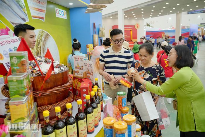 Người tiêu dùng tìm hiểu sản phẩm OCOP trưng bày trong gian hàng của tỉnh An Giang tại triển lãm thành tựu kinh tế - xã hội nhân dịp kỷ niệm 80 năm Ngày Quốc khánh (2/9/1945 - 2/9/2025) diễn ra tại Trung tâm Triển lãm quốc gia, Đông Anh (TP. Hà Nội). Ảnh: TÂY HỒ
