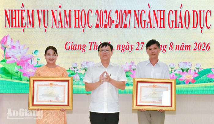 Thường trực Đảng ủy xã Giang Thành trao bằng khen của Thủ tướng Chính phủ cho các cá nhân.