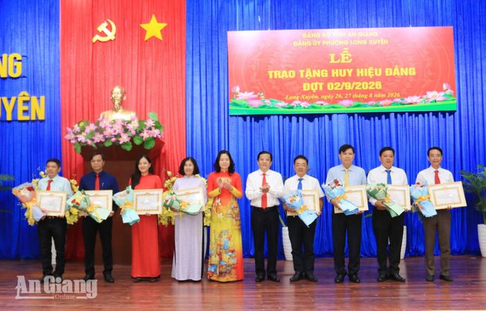 Phó Bí thư Thường trực Đảng ủy phường Long Xuyên Võ Thị Xuân Kiều trao Bằng khen của Ban Thường vụ Tỉnh ủy An Giang cho các cá nhân.