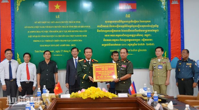 Trao kinh phí hỗ trợ Ban Chuyên trách tỉnh Preah Sihanouk.