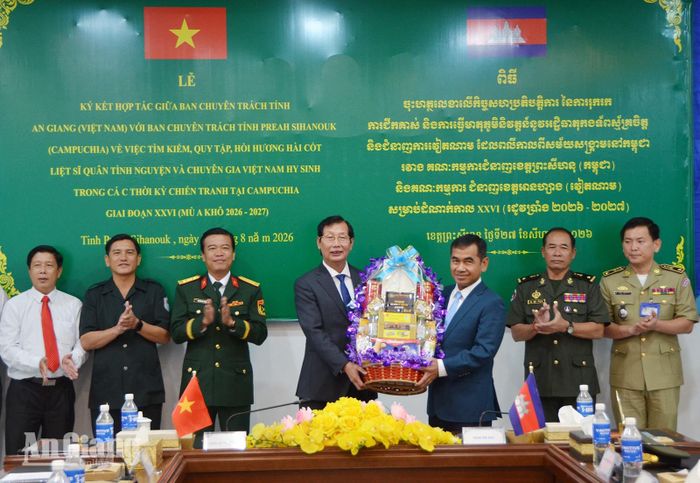 Tặng quà cho nhau thắt chặt tình đoàn kết, hợp tác.