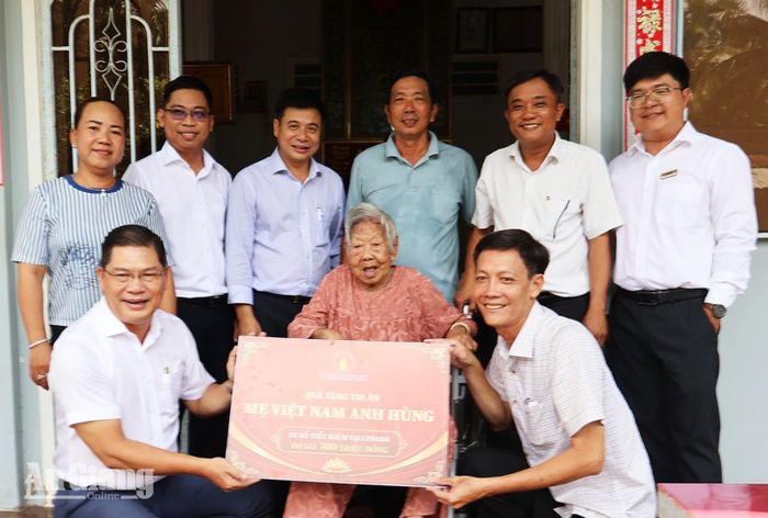 Trao tặng sổ tiết kiệm cho Mẹ Việt Nam Anh hùng Trịnh Thị Hoa.