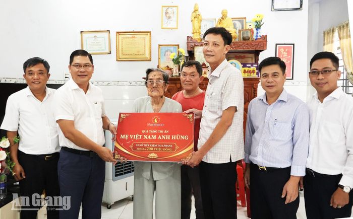 Trao sổ tiết kiệm cho Mẹ Việt Nam Anh hùng Phùng Thị Khéo.