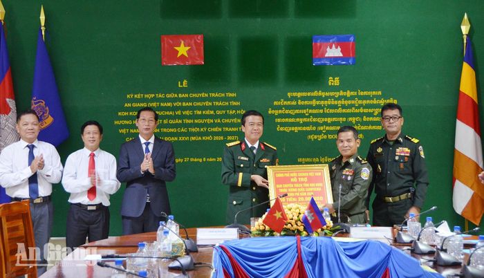 Ban Chuyên trách tỉnh An Giang trao kinh phí hỗ trợ Ban Chuyên trách tỉnh Koh Kong.
