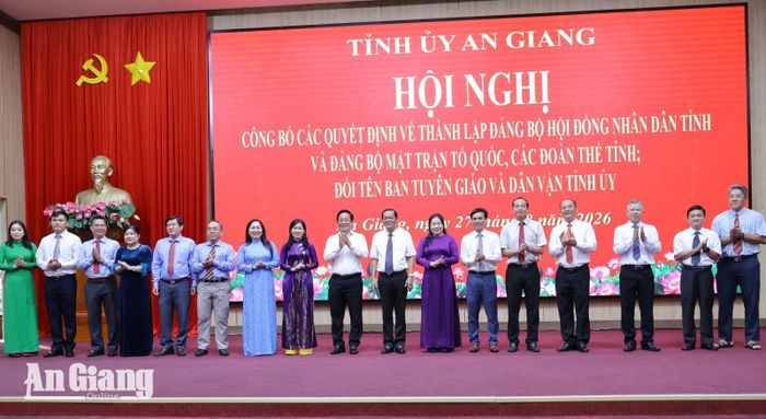 Ủy viên Trung ương Đảng, Phó Bí thư Tỉnh ủy, Chủ tịch UBND tỉnh An Giang Hồ Văn Mừng chúc mừng Ban Chấp hành Đảng bộ HĐND tỉnh An Giang.