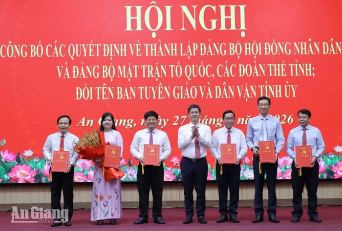 Ủy viên Trung ương Đảng, Bí thư Tỉnh ủy, Trưởng đoàn Đại biểu Quốc hội tỉnh An Giang Lê Quang Tùng trao quyết định đổi tên Ban Tuyên giáo và Dân vận Tỉnh ủy thành Ban Tuyên giáo Tỉnh ủy.