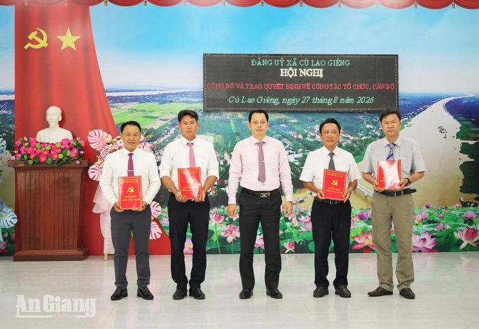 Trao quyết định thành lập Đảng bộ cơ sở các trường học. Ảnh: Hồ Toàn
