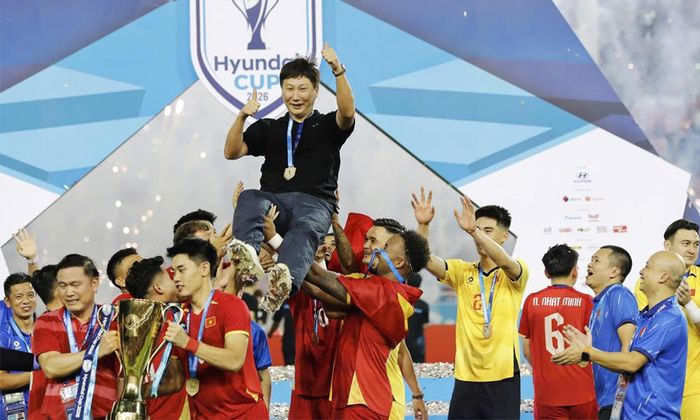  Niềm vui của đội tuyển Việt Nam khi lần đầu tiên bảo vệ thành công ngôi vô địch ASEAN Cup. 