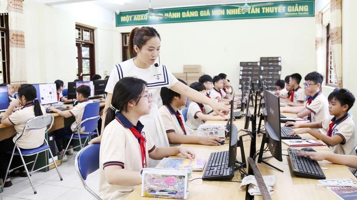 Giờ học của cô và trò Trường Trung học cơ sở Từ Sơn (phường Đồng Nguyên).