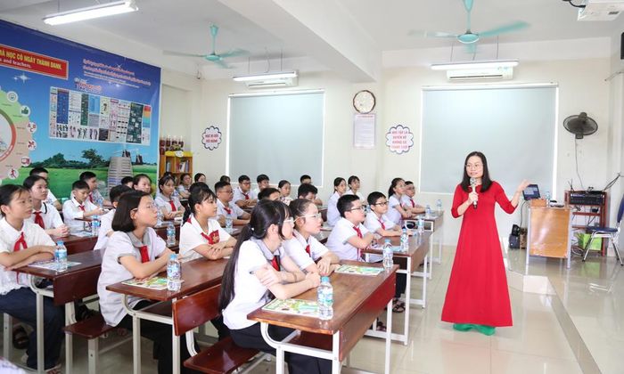  Học sinh lớp 6 nghe giáo viên phổ biến nội quy năm học 2026-2027 tại Trường Trung học cơ sở Tiền An (phường Kinh Bắc). 