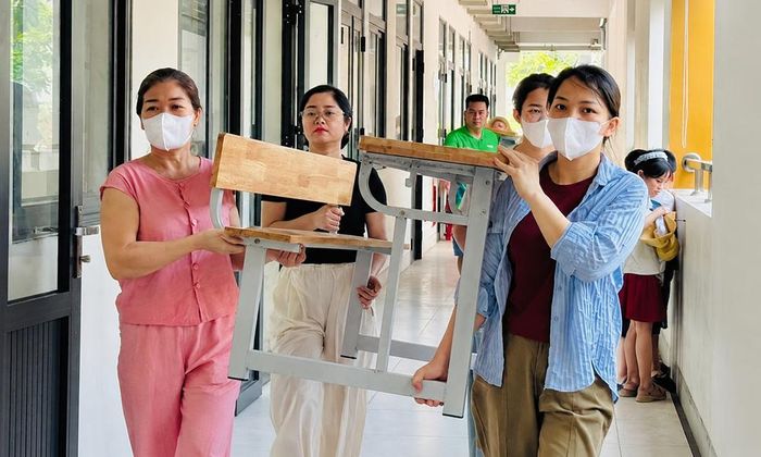 Giáo viên Trường Tiểu học Yên Trung (xã Yên Trung) hối hả chuẩn bị cơ sở vật chất cho năm học mới. 