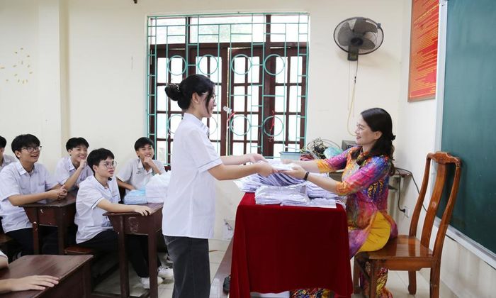  Phát đồng phục cho học sinh lớp 10 tại Trường Trung học phổ thông Hàn Thuyên (phường Võ Cường). 