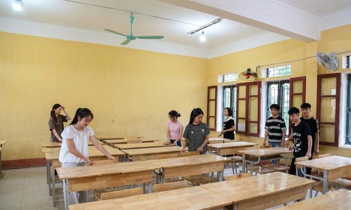  Học sinh Trường Trung học phổ thông Sơn Động số 2 kê bàn ghế các lớp học chuẩn bị cho năm học mới. 