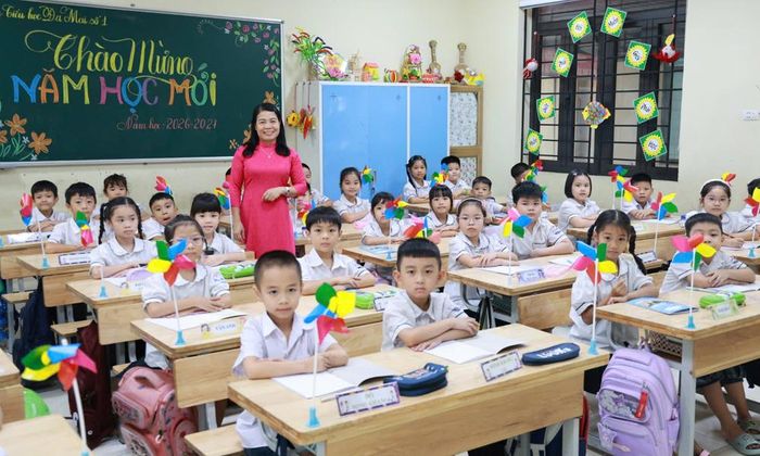  Cô, trò Trường Tiểu học Đa Mai số 1 (phường Đa Mai) trong ngày tựu trường sáng 27/8. 