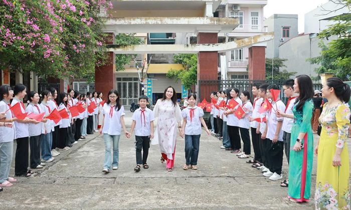  Đón học sinh lớp 6 tại Trường Trung học cơ sở Lê Hồng Phong (phường Bắc Giang). 