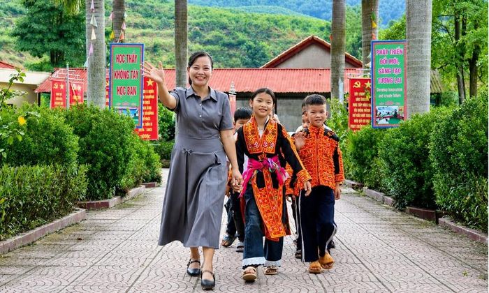  Vẻ rạng rỡ của cô, trò Trường Tiểu học và Trung học cơ sở Đại Sơn số 3 (xã Đại Sơn). 