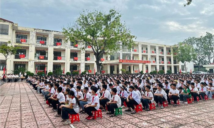  Học sinh trong ngày tựu trường tại Trường Trung học cơ sở Việt Yên số 1 (phường Việt Yên). 