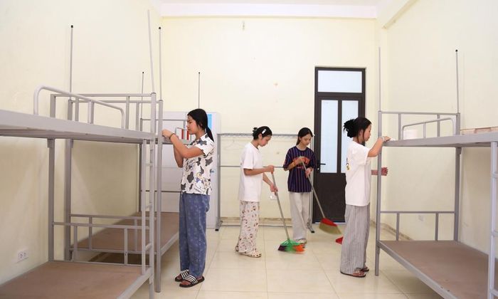  Học sinh Trường Phổ thông Dân tộc bán trú trung học cơ sở An Lạc (xã An Lạc) quét dọn phòng nội trú đón năm học 2026 - 2027. 
