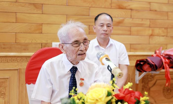  Đảng viên Nguyễn Thanh Mậu phát biểu cảm ơn. 
