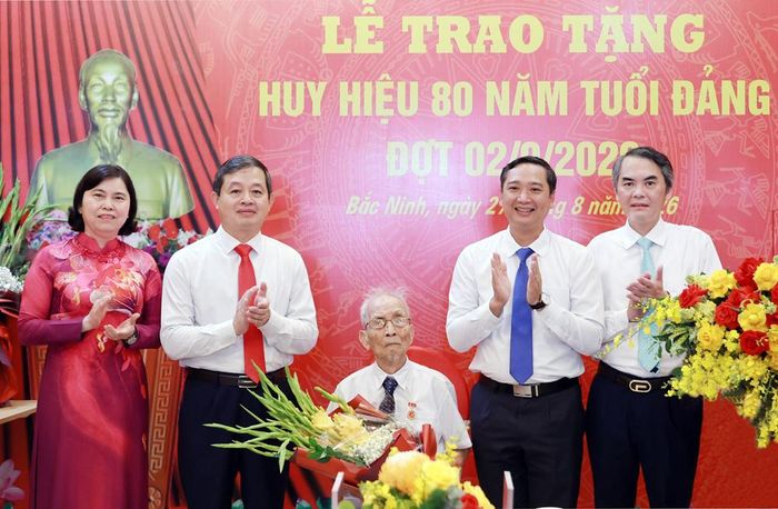  Các đồng chí lãnh đạo tỉnh Bắc Ninh tặng hoa chúc mừng đảng viên Nguyễn Thanh Mậu. 