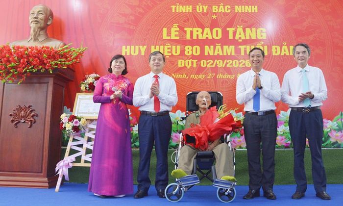  Các đồng chí lãnh đạo tỉnh Bắc Ninh tặng hoa chúc mừng đảng viên Đỗ Việt Hưng. 