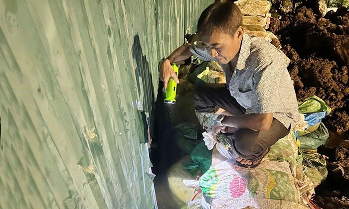  Ông Ngô Hữu Tịnh, Trưởng Ban công tác Mặt trận tổ dân phố Minh Khai kiểm tra mực nước tại thời điểm 23 giờ 10 phút ngày 26/8. 