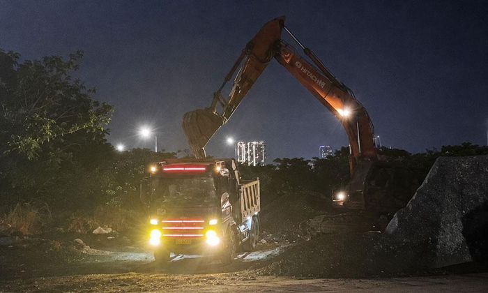  Các xe chở đất di chuyển ngay trong đêm để kịp thời khắc phục sự cố.  