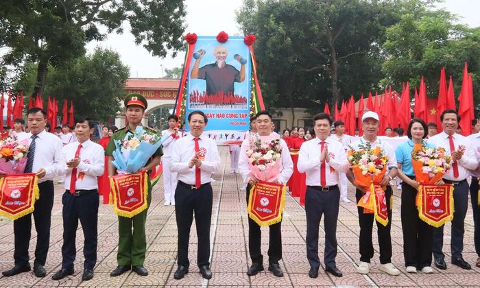 Các đại biểu trao hoa và Cờ lưu niệm cho đại diện các khối tham gia lễ khai mạc.