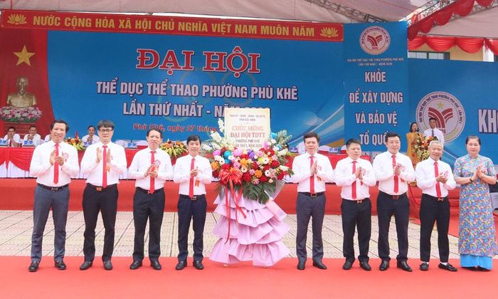 Các đại biểu tặng hoa chúc mừng Đại hội.