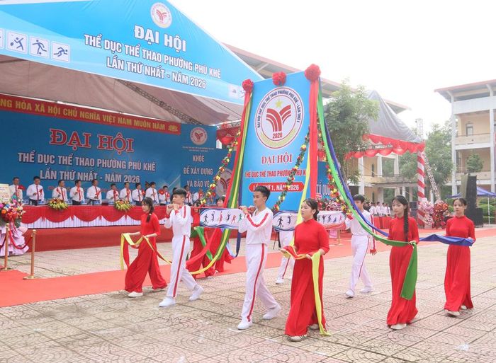 Thực hiện nghi thức rước biểu trưng Đại hội thể dục thể thao qua lễ đài.