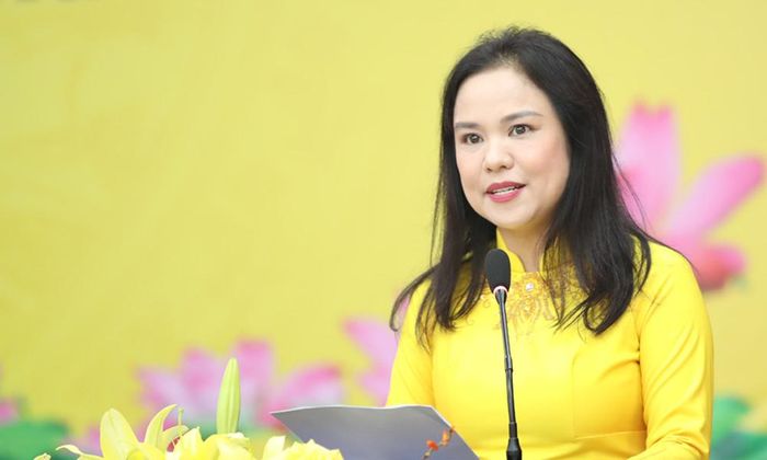Đồng chí Nguyễn Thị Kim Dung, Hiệu trưởng Trường Chính trị Nguyễn Văn Cừ trình bày báo cáo đề dẫn.