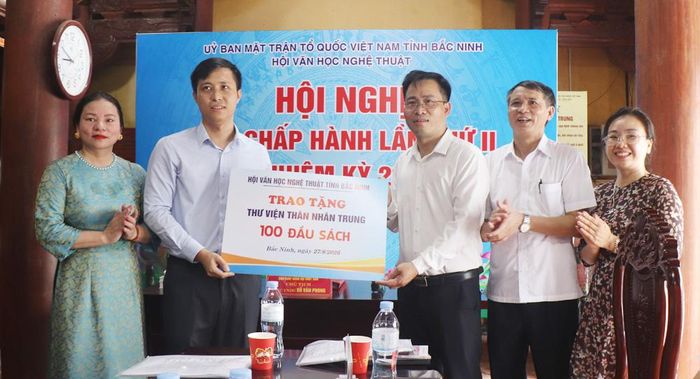  Hội Văn học Nghệ thuật tỉnh tặng sách cho Thư viện Thân Nhân Trung. 