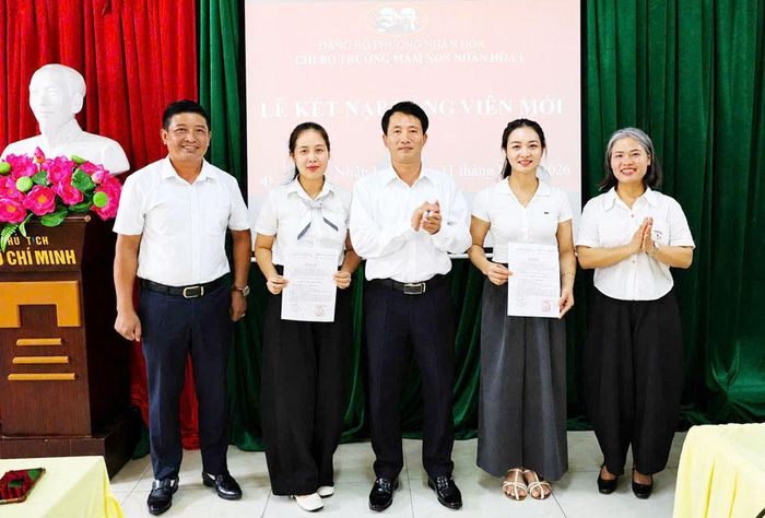 Lễ kết nạp đảng viên tại Chi bộ Trường Mầm non Nhân Hòa 1 (phường Nhân Hòa).