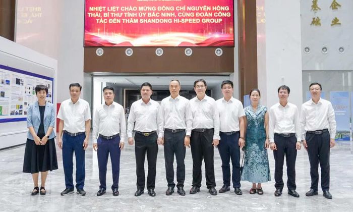  Bí thư Tỉnh ủy Nguyễn Hồng Thái cùng Đoàn công tác chụp ảnh lưu niệm với lãnh đạo Tập đoàn Shandong Hi-Speed. 