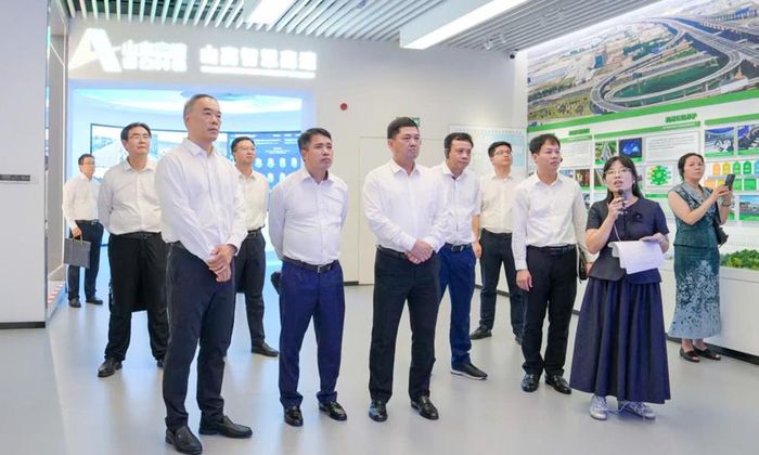  Lãnh đạo Tập đoàn Shandong Hi-Speed giới thiệu với Đoàn công tác tỉnh Bắc Ninh về quy mô hoạt động của Tập đoàn. 