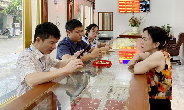 Kiểm tra thực hiện quy định về tiêu chuẩn, đo lường, chất lượng tại Công ty trách nhiệm hữu hạn Vàng bạc Anh Tài BN, xã Đông Cứu.