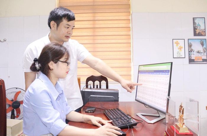 Cán bộ Trung tâm Kiểm soát bệnh tật Bắc Ninh rà soát thông tin trên hệ thống phần mềm liên thông với Cục Phòng bệnh (Bộ Y tế).