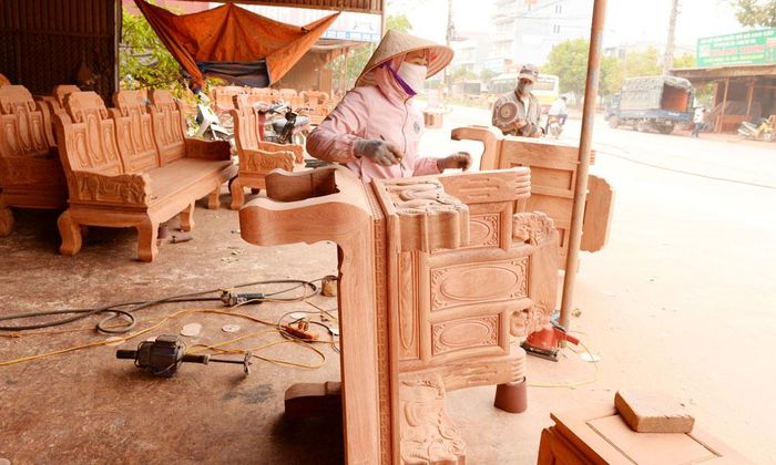 Khi Cụm công nghiệp Bãi Ổi đi vào hoạt động sẽ tạo cơ hội hội cho các hộ sản xuất phát triển bền vững. Ảnh: Sản xuất mộc tại làng nghề mộc Bãi Ổi.