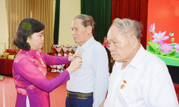 Đồng chí Trần Thị Hằng gắn Huy hiệu 60 năm tuổi Đảng cho các đảng viên.