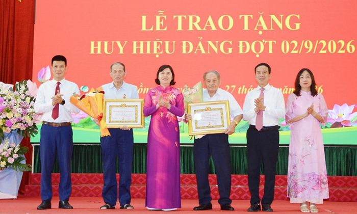 Đồng chí Trần Thị Hằng cùng Thường trực Đảng ủy phường Đồng Nguyên chúc mừng 2 đảng viên được tặng Huy hiệu 60 năm tuổi Đảng.