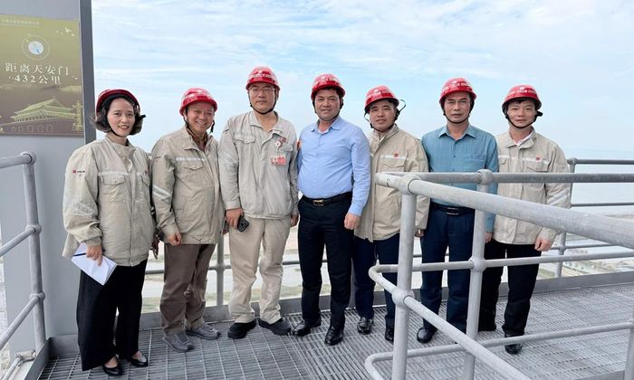  Bí thư Tỉnh ủy Nguyễn Hồng Thái cùng Đoàn công tác và lãnh đạo Nhà máy điện Đại Đường Đông Doanh chụp ảnh lưu niệm. 