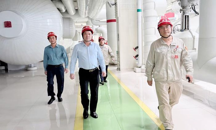  Bí thư Tỉnh ủy Nguyễn Hồng Thái cùng Đoàn công tác tìm hiểu quy trình vận hành tại Nhà máy điện Đại Đường Đông Doanh. 