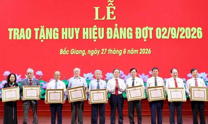 Đồng chí Phạm Hoàng Sơn trao tặng Huy hiệu Đảng cho các đồng chí nguyên Ủy viên Ban Thường vụ, nguyên Ủy viên Ban Chấp hành Đảng bộ tỉnh.