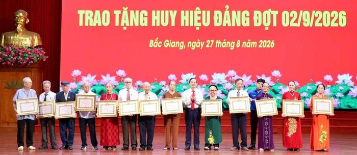 Đồng chí Phạm Hoàng Sơn trao tặng Huy hiệu 60 năm tuổi Đảng cho các đảng viên.