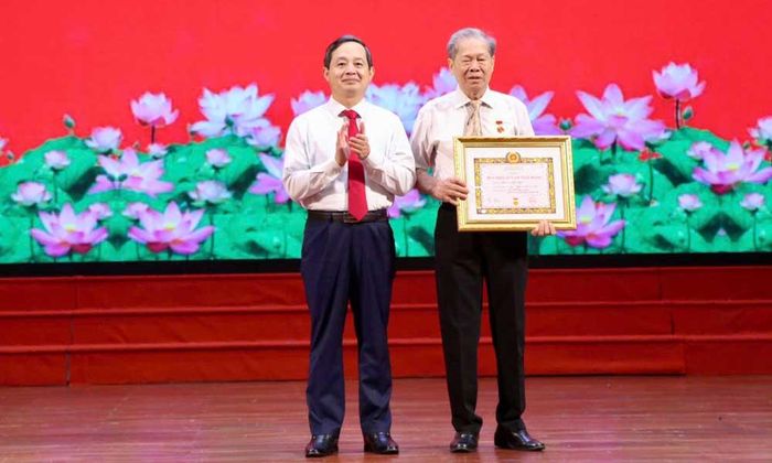 Đồng chí Phạm Hoàng Sơn trao tặng Huy hiệu 65 năm tuổi Đảng cho đảng viên Hoàng Văn Lộc, Chi bộ Tổ dân phố Hoàng Văn Thụ.