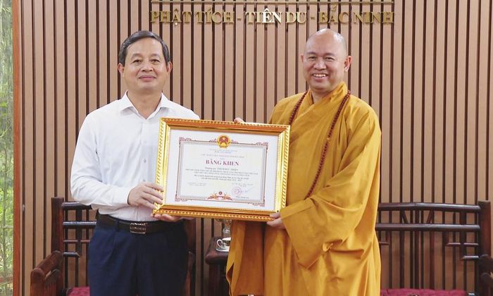  Chủ tịch UBND tỉnh Phạm Hoàng Sơn trao Bằng khen cho Thượng tọa Thích Đức Thiện. 