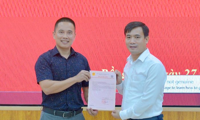 Lãnh đạo UBND phường Bồng Lai trao Giấy chứng nhận quyền sử dụng đất đợt 1 cho chủ đầu tư dự án khu công nghiệp Quế Võ mở rộng 2.