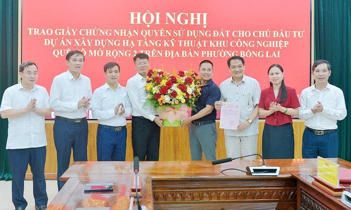 Các đồng chí lãnh đạo tặng hoa, chúc mừng chủ đầu tư được trao giấy chứng nhận quyền sử dụng đất.