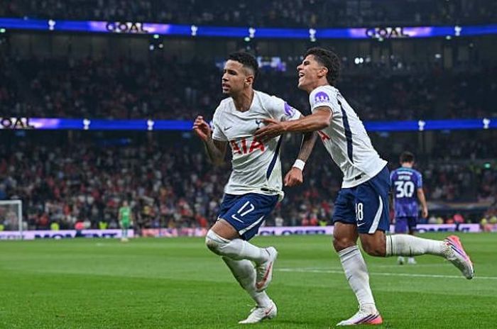 Savinho ghi bàn trong trận ra mắt Spurs. Ảnh: Getty.